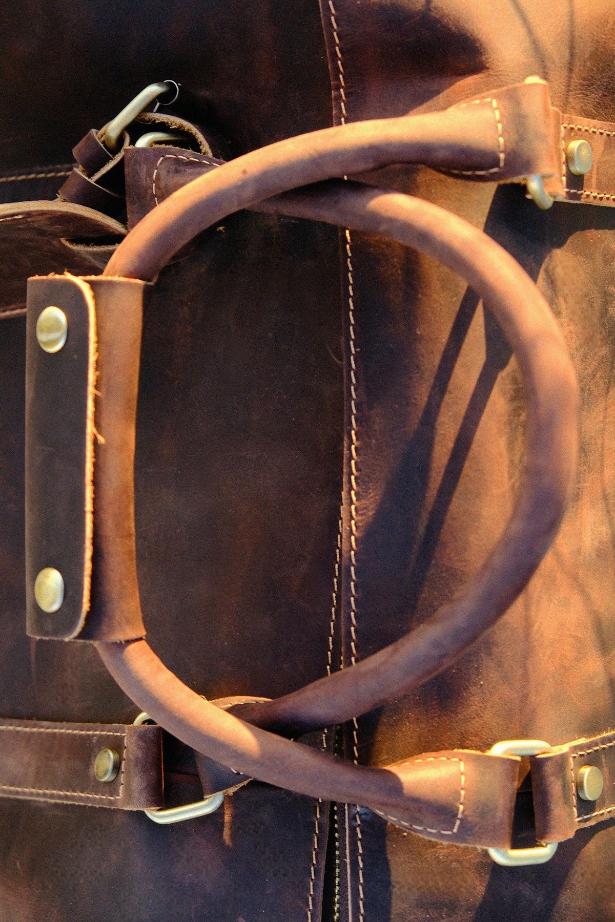 COFFT DUFFLE 01 Espresso leather handle close-up with reinforced stitching, rivets and premium finish