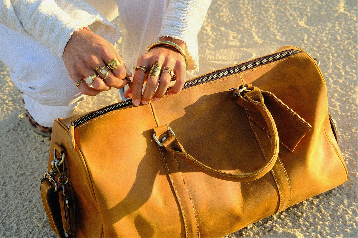 COFFT DUFFLE 01 Latte leather bag close-up with zipper, handles, metal hardware and warm tan finish
